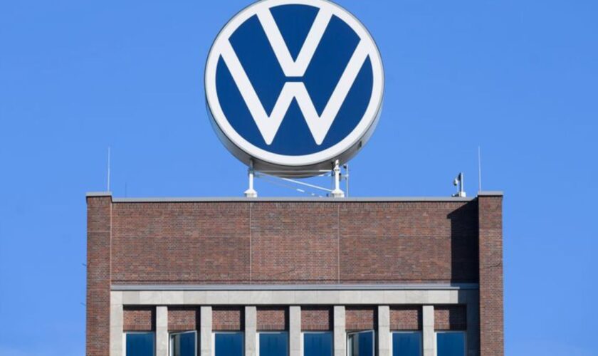 VW will die Gehälter seiner nach Haustarif bezahlten Mitarbeiter kürzen. Zu konkreten Zahlen macht das Unternehmen aber weiter k