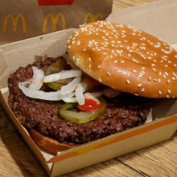 Nach Bakterien-Ausbruch: McDonald's nimmt Verkauf von Burger in USA wieder auf