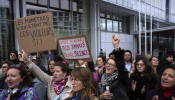 Procès de Gérard Depardieu : des militantes féministes manifestent devant le palais de justice