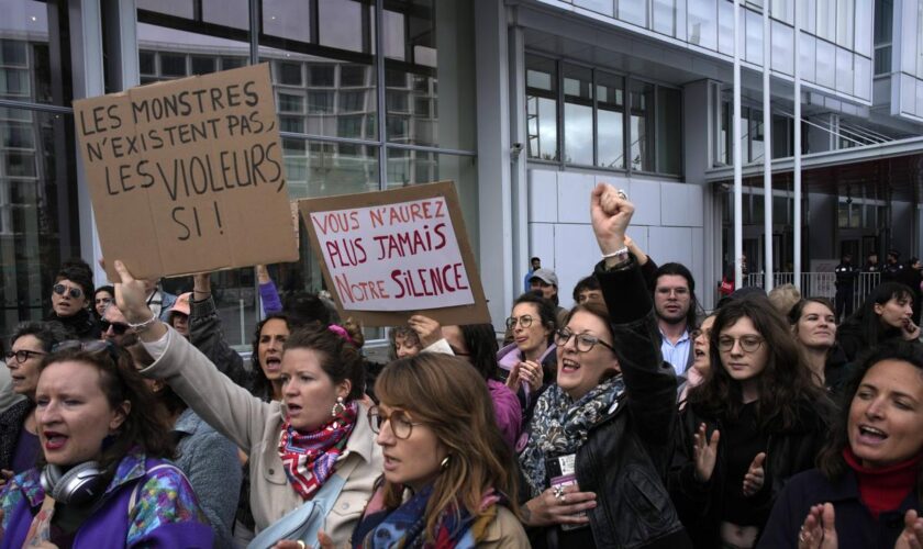 Procès de Gérard Depardieu : des militantes féministes manifestent devant le palais de justice