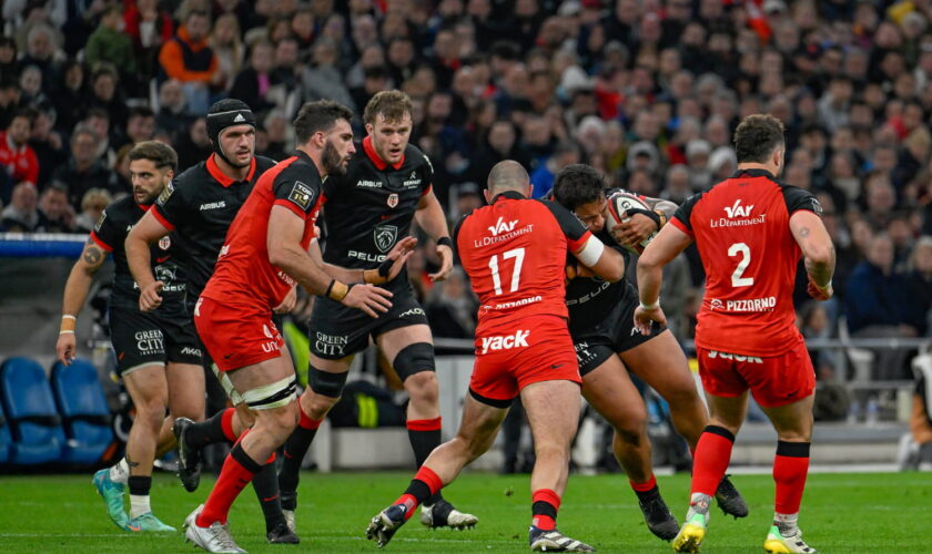 Top 14 : Toulouse humilie Toulon et reste en tête du classement