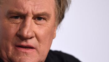 Le procès de Gérard Depardieu pour agression sexuelle renvoyé au 24 mars en raison de l’absence de l’acteur