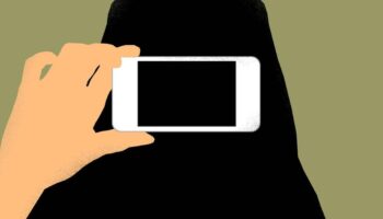 “Mariées par téléphone” : comment les femmes djihadistes du camp d’Al-Hol fuient vers la Turquie et l’Europe