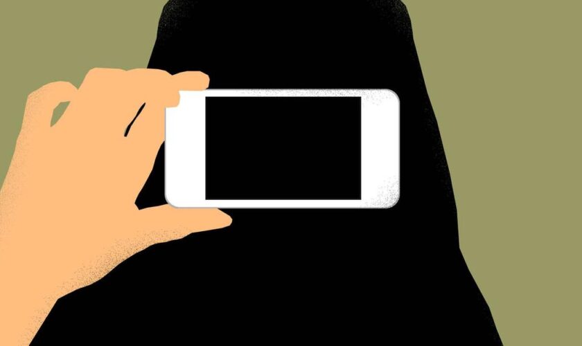 “Mariées par téléphone” : comment les femmes djihadistes du camp d’Al-Hol fuient vers la Turquie et l’Europe