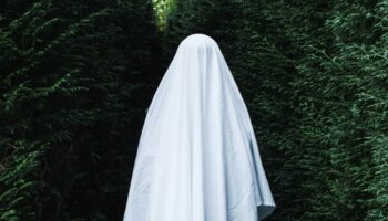 Pourquoi les fantômes apparaissent-ils vêtus de blanc et pas nus?