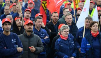 Laut IG Metall haben sich bei BMW in Leipzig rund 2000 Beschäftigte an einem Warnstreik beteiligt. Foto: Hendrik Schmidt/dpa