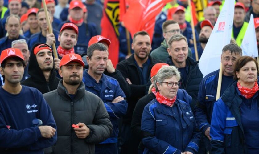 Laut IG Metall haben sich bei BMW in Leipzig rund 2000 Beschäftigte an einem Warnstreik beteiligt. Foto: Hendrik Schmidt/dpa