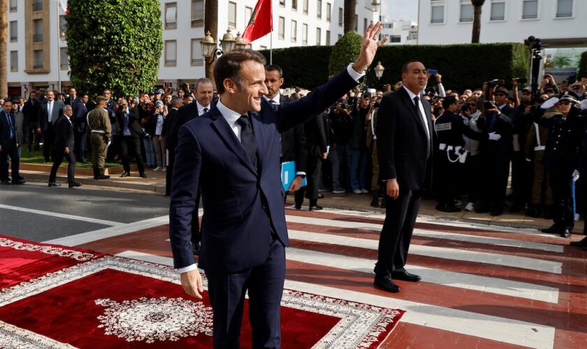 Le président français Emmanuel Macron arrive pour prononcer un discours au Parlement marocain à Rabat le 29 octobre 2024.