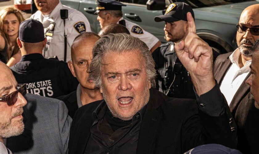 Steve Bannon, ancien fidèle de Donald Trump, sort de prison à une semaine de la présidentielle américaine