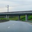 En Bretagne, un bloc de béton lancé depuis un pont sur une 4 voies tue le passager d’une voiture