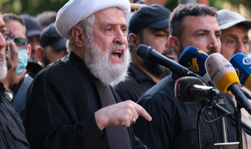 Naïm Qassem s'exprime lors des funérailles d'un dirigeant du Hezbollah, Ibrahim Aqil, à Beyrouth, au Liban, le 22 septembre 2024.