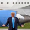 Donald Trump devant l'avion présidentiel Air Force One le 4 septembre 2020 avant un meeting à Latrobe (Pennsylvanie)