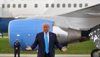 Donald Trump devant l'avion présidentiel Air Force One le 4 septembre 2020 avant un meeting à Latrobe (Pennsylvanie)