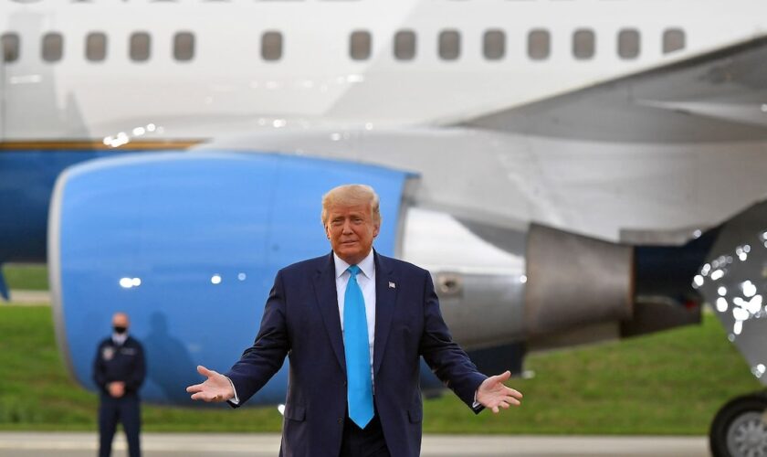 Donald Trump devant l'avion présidentiel Air Force One le 4 septembre 2020 avant un meeting à Latrobe (Pennsylvanie)