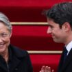 Le nouveau Premier ministre Gabriel Attal et la Première ministre sortante Elisabeth Borne lors de la passation de pouvoir à l'hôtel Matignon à Paris, le 9 janvier 2024