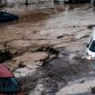 Spanien: Starkregen spült Autos weg und lässt Schnellzug entgleisen