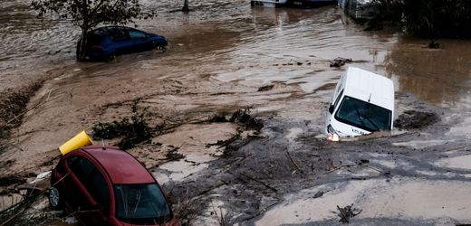 Spanien: Starkregen spült Autos weg und lässt Schnellzug entgleisen