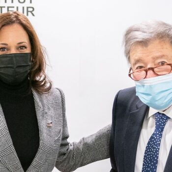 Kamala Harris et le Professeur Etienne-Emile Baulieu le 9 novembre à l'Institut Pasteur à Paris