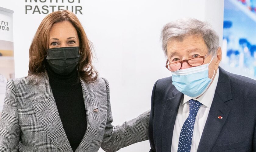 Kamala Harris et le Professeur Etienne-Emile Baulieu le 9 novembre à l'Institut Pasteur à Paris