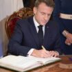 Le président français Emmanuel Macron, accompagné de son épouse Brigitte, signe le livre d'or à la fin d'une visite au mausolée de Mohamed V à Rabat, le 29 octobre 2024.