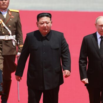 Le président russe Vladimir Poutine est reçu par le dirigeant nord-coréen Kim Jong Un lors d'une cérémonie sur la place Kim Il Sung à Pyongyang, le 19 juin 2024