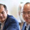 Henri Giscard d'Estaing (à gauche), président du Club Med et Guo Guangchang, président de Fosun International, sont vus lors d'un entretien avec les médias à Shanghai le 14 mai 2019.