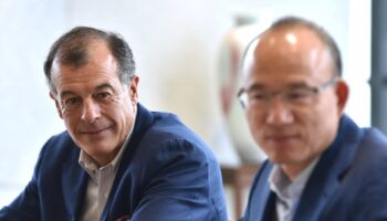 Henri Giscard d'Estaing (à gauche), président du Club Med et Guo Guangchang, président de Fosun International, sont vus lors d'un entretien avec les médias à Shanghai le 14 mai 2019.