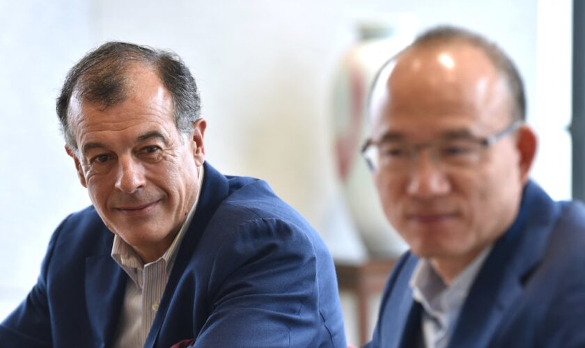 Henri Giscard d'Estaing (à gauche), président du Club Med et Guo Guangchang, président de Fosun International, sont vus lors d'un entretien avec les médias à Shanghai le 14 mai 2019.