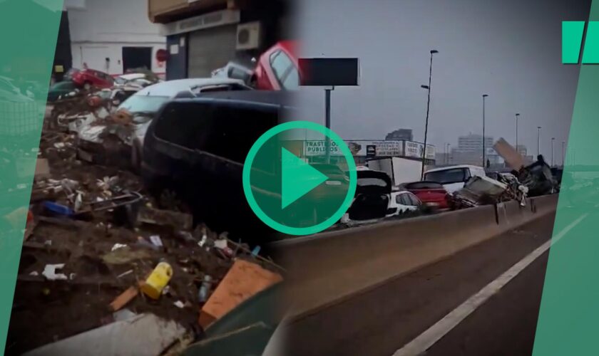 En Espagne, la violence des inondations illustrée par ces piles de voitures entassées dans les rues