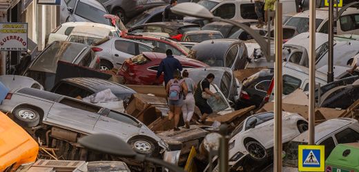 Sturzfluten in Spanien: Rettungskräfte suchen nach Vermissten und Schuldigen