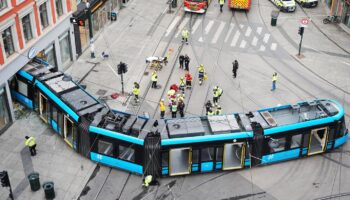 Handelte Fahrer vorsätzlich?: Überwachungskamera zeigt den schweren Straßenbahn-Unfall von Oslo