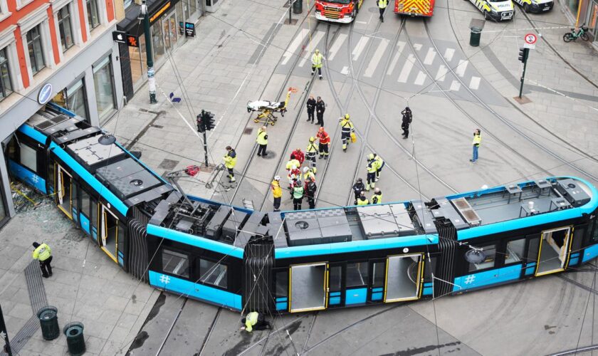 Handelte Fahrer vorsätzlich?: Überwachungskamera zeigt den schweren Straßenbahn-Unfall von Oslo