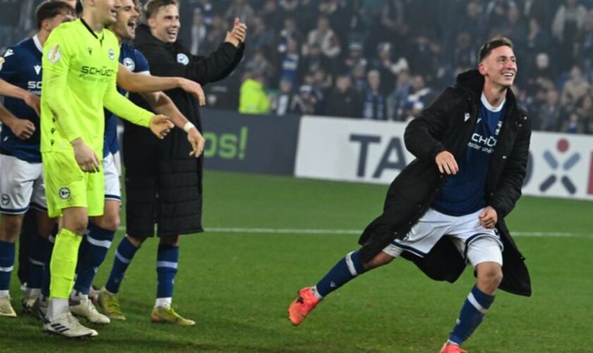 Matchwinner für die Arminia: Marius Wörl (r) Foto: Swen Pförtner/dpa