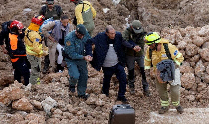 En Espagne, la recherche de survivants se poursuit après les "inondations du siècle"