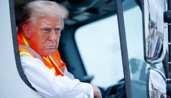 Donald Trump, à bord d'un camion-poubelle, dans le Wisconsin, le 30 octobre 2024