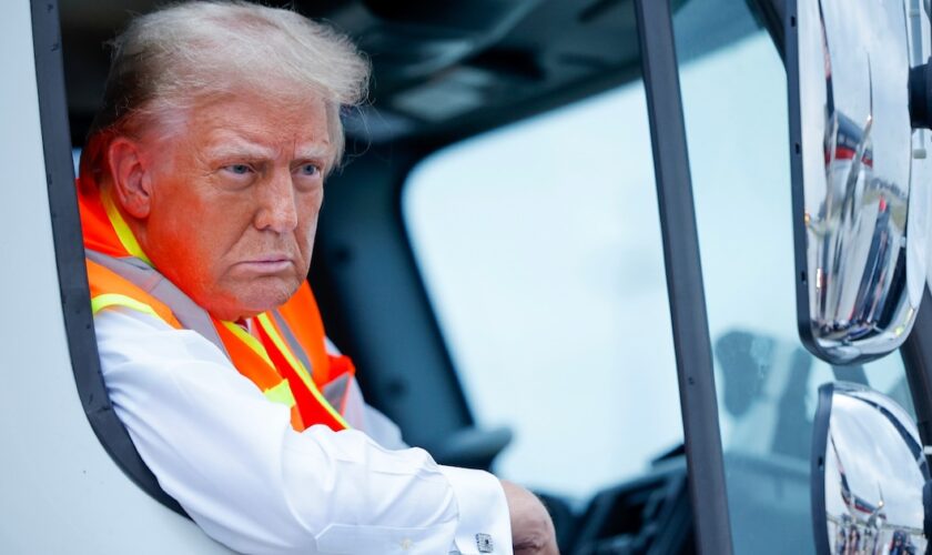 Donald Trump, à bord d'un camion-poubelle, dans le Wisconsin, le 30 octobre 2024