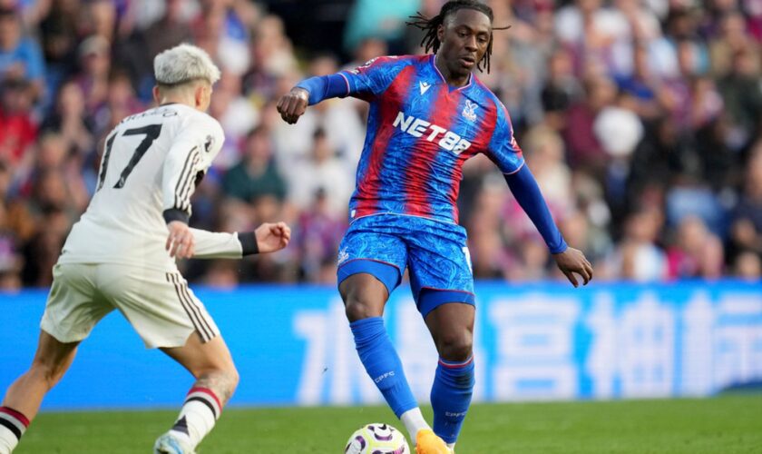 Crystal Palace's Eberechi Eze controls the ball in front of Manchester United's Alejandro Garnacho, left, during the English Premier League soccer match between Crystal Palace and Manchester United at Selhurst Park in London, Saturday, Sept. 21, 2023. (AP Photo/Kin Cheung)