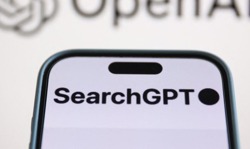 Le logo OpenAI affiché sur l'écran d'un ordinateur portable et le logo SearchGPT affiché sur l'écran d'un téléphone sont visibles sur cette photo d'illustration prise en Pologne le 8 août 2024. (Photo by Jakub Porzycki/NurPhoto) (Photo by Jakub Porzycki / NurPhoto / NurPhoto via AFP)