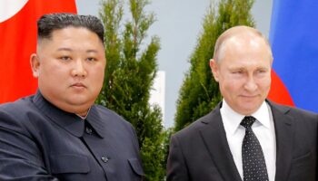 Vor fünf Jahren begrüßte der russische Präsident Wladimir Putin (r.) Kim Jong Un aus Nordkorea in Wladiwostok