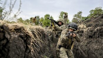 Les militaires de la 65e Brigade mécanisée distincte des Forces armées ukrainiennes subissent une cohésion de combat en Ukraine, le 12 septembre 2024.