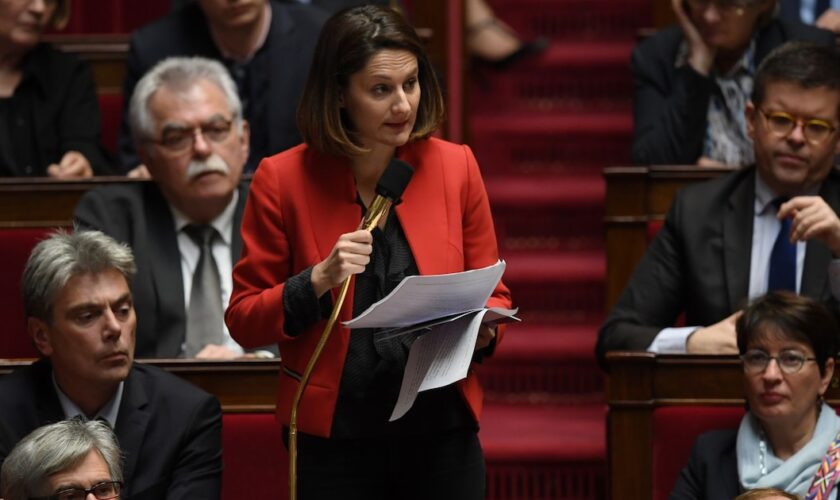 La députée Elsa Faucillon pose une question lors d'une séance de questions au gouvernement à l'Assemblée en novembre 2017