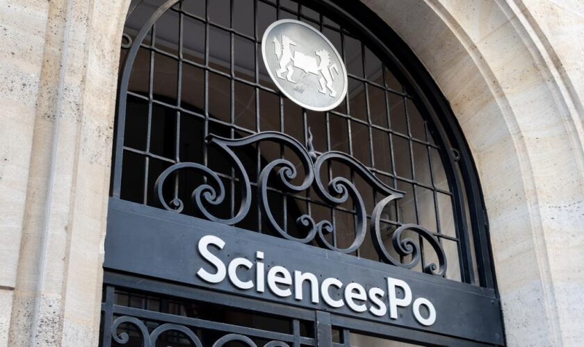 7 octobre : à Sciences Po, le recueillement se fait une place discrète au milieu de l’hystérie militante