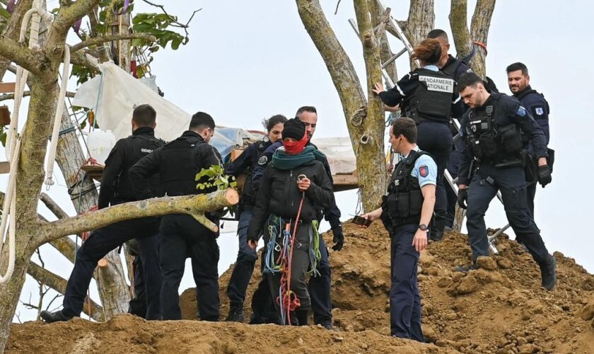 A69 : la dernière ZAD démantelée, seize opposants interpellés