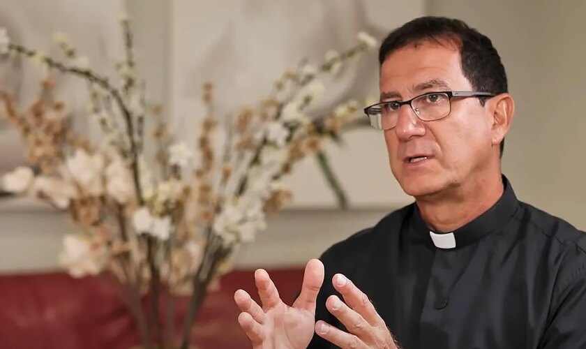 Alberto Reyes, sacerdote cubano: "Tienen que dejar el poder y permitir que este pueblo viva de un modo digno"