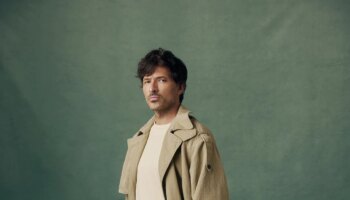 Andrés Velencoso: "Encuentro demasiado egocéntrico hablar de uno mismo. Y tras media hora de entrevista, que titulen por si quiero casarme y tener hijos..."