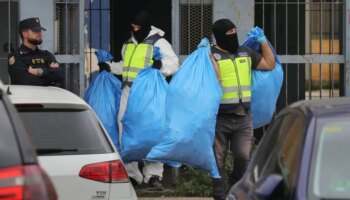 Así ha sido la espectacular irrupción de la Policía Nacional en los narcopisos de las Tres Mil Viviendas de Sevilla