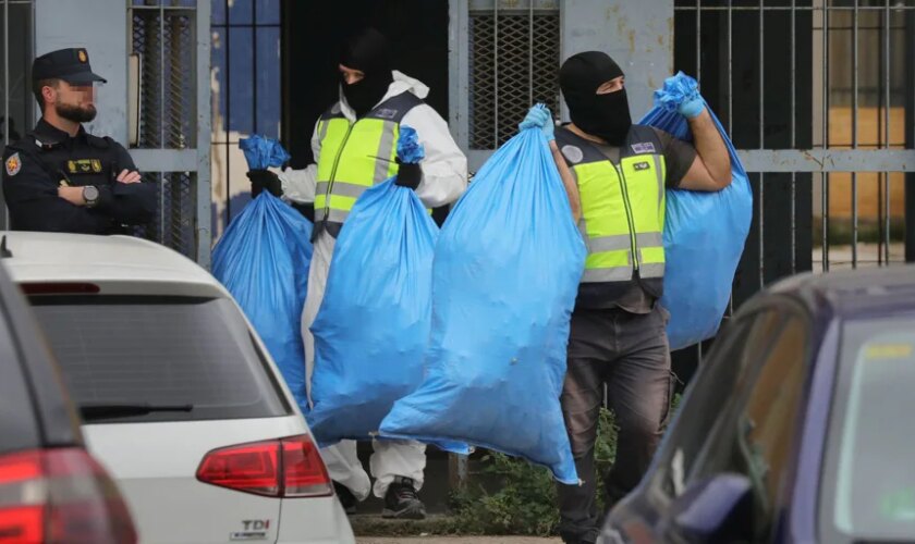 Así ha sido la espectacular irrupción de la Policía Nacional en los narcopisos de las Tres Mil Viviendas de Sevilla