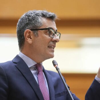 Bolaños compara a PSOE y PP ante la corrupción: "Ustedes, 'Luis, sé fuerte, hacemos lo que podemos'; nosotros, 'quien la hace la paga'"