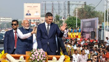 Calles engalanadas con cientos de imágenes de Pedro Sánchez y recuerdos de Paco de Lucía y Machado: India abraza la colaboración con España con la primera planta de Airbus