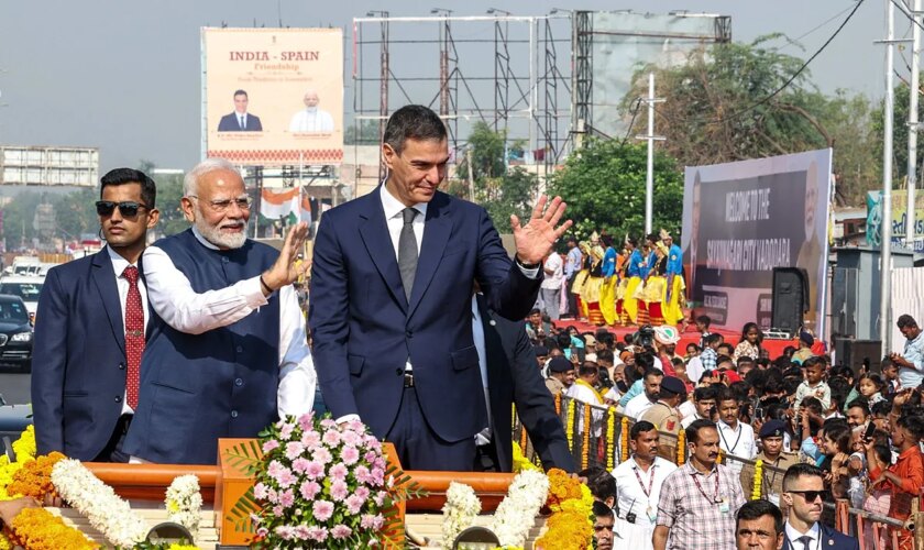 Calles engalanadas con cientos de imágenes de Pedro Sánchez y recuerdos de Paco de Lucía y Machado: India abraza la colaboración con España con la primera planta de Airbus